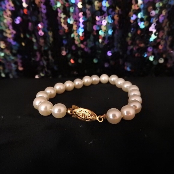 White Pearl Bracelet - Picture 2 of 3